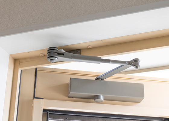 ドアクローザー｜交換・修理対応【鍵屋カギ丸横浜本部】の画像