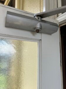 勝手口ドアのドアクローザー交換事例(RYOBI S-202P)|鍵屋カギ丸(横浜)の画像
