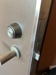 マンション玄関の鍵交換後