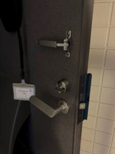 玄関解錠とシリンダー交換中