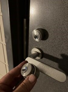 玄関解錠とシリンダー交換後