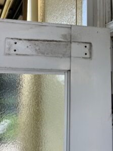 勝手口ドアのドアクローザー交換中